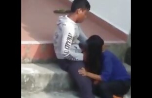 MILF quente com vídeos de pornô de mulher brasileira mamilos molhados esfrega-se